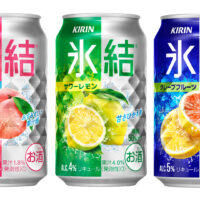 Three cans of Kirin’s “Hyoketsu” chuhai brand lined up in a row. The first is peach-flavored in a pink and silver can, and contains 3% alcohol. The 2nd is sour lemon-flavored and is in a green and silver can with 4% alcohol, and the 3rd is grapefruit-flavored in a royal blue and silver can with 5% alcohol content.