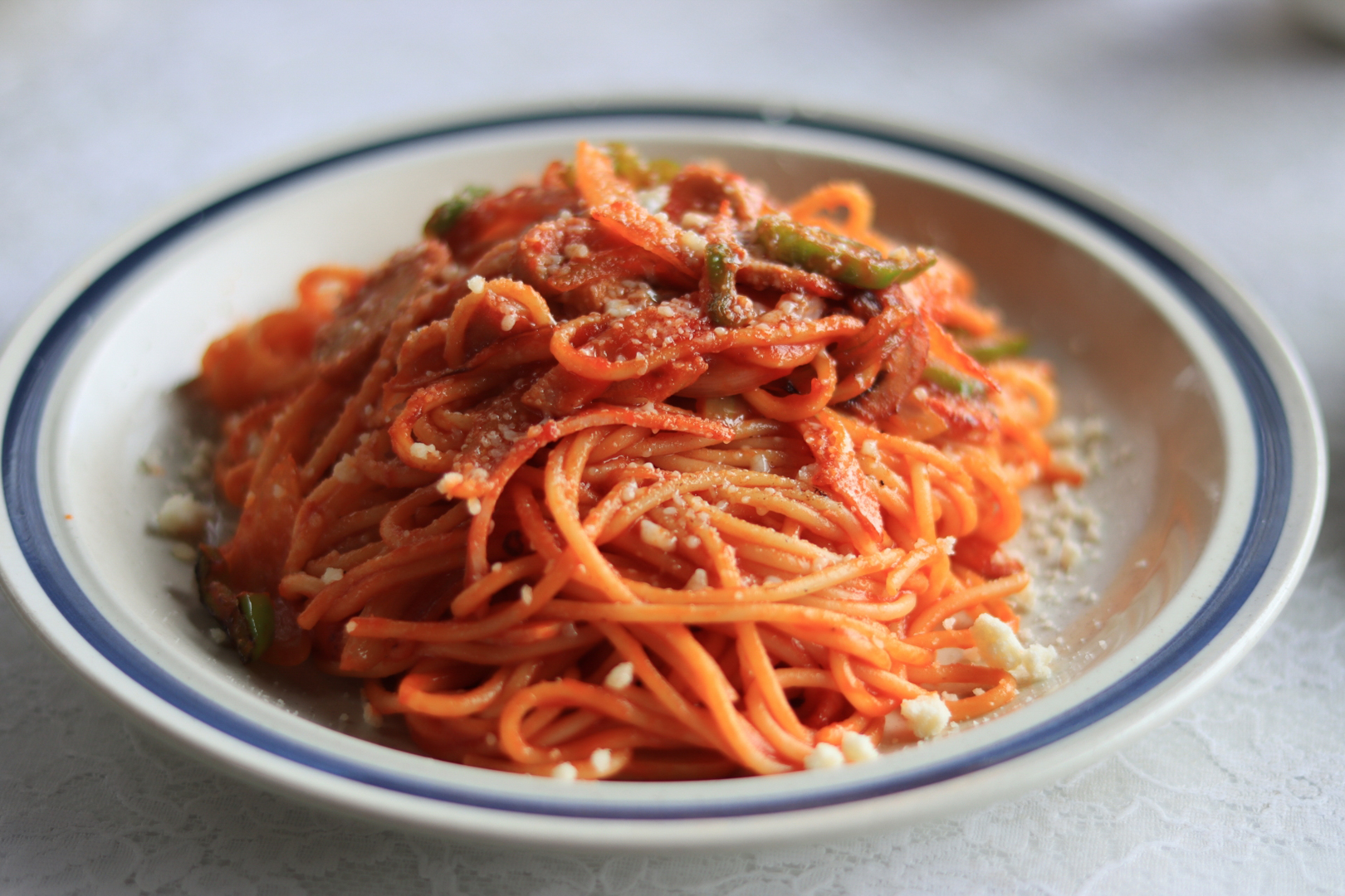 Yoshoku does not mean Western food. In this article, we'll explain the true meaning of yoshoku. Pictured is a plate of Napolitan ketchup spaghetti (pronounced Naporitan in Japan), a yoshoku dish.